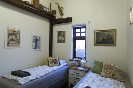 Raven's Bed and Breakfast - 4