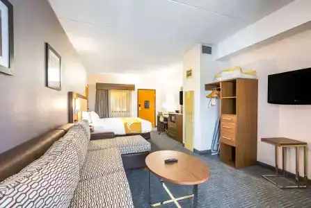 Quality Suites Lansing West - 5
