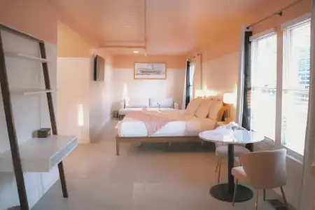 Peninsula Bed & Cocktails - 167