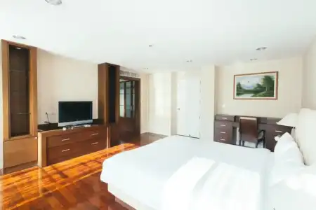 Thomson Residence - 227