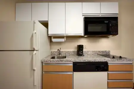 Hawthorn Suites by Wyndham Greensboro - 21