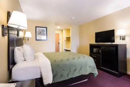 Quality Inn Airport - 36