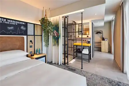 Me and All ulm, by Hyatt - 38