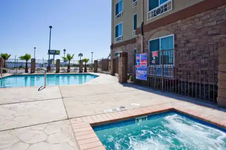Holiday Inn Express & Suites Fresno South by IHG - 10