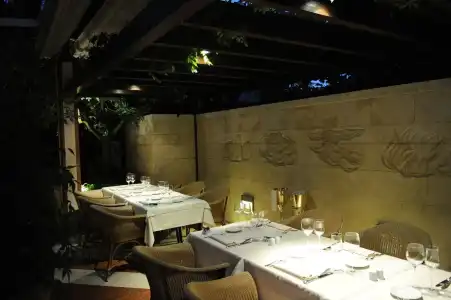 & Restaurant Milan - 16