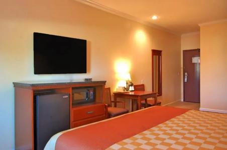 Rodeway Inn & Suites Pasadena - 17