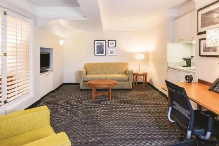 La Quinta Inn & Suites by Wyndham Univ Area Chapel Hill - 47