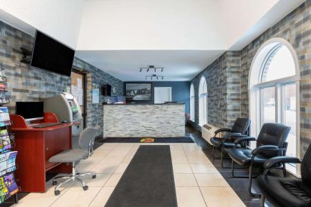 Travelodge by Wyndham Niagara Falls at the Falls - 9