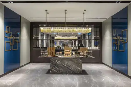 DoubleTree by Hilton - 1