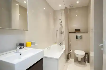 Queensgate Court - 323