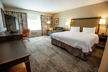 Hampton Inn and Suites Manchester - 43