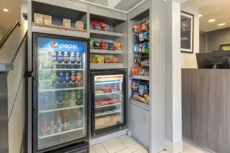 Best Western Plus Milwaukee West - 11