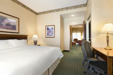 Embassy Suites Lincoln - 4