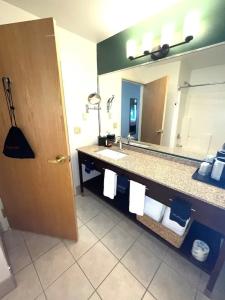 Boothill Inn and Suites - 63