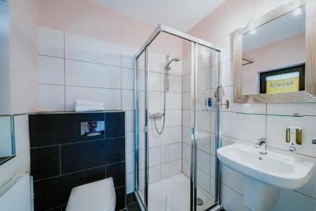 Robrooks Garni - 38