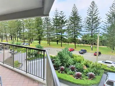 Burleigh Esplanade Beachfront Apartments - 38