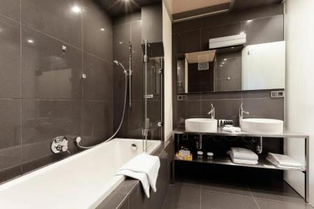 Old Town Square Residence by Emblem - 79
