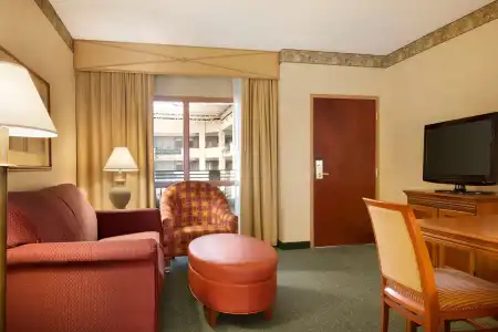 Embassy Suites Lincoln - 6