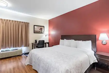Red Roof Inn PLUS+ Phoenix West - 36