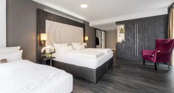 PLAZA Premium - 4