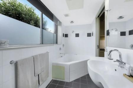 Comfort Inn On Raglan - 96