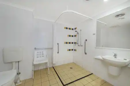 Beachside Holiday Apartments - 8