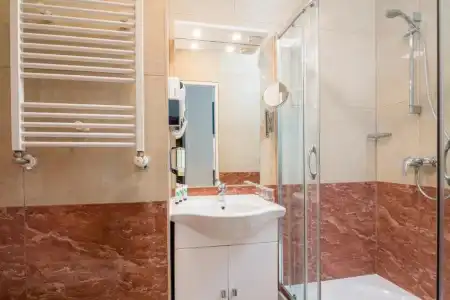 Best Western Plus Celebrity Suites - 77