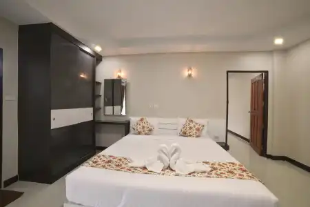 Gold Airport Suites - 3