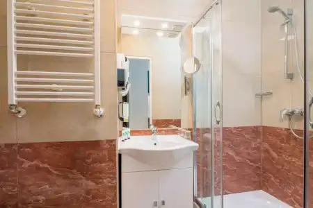 Best Western Plus Celebrity Suites - 85