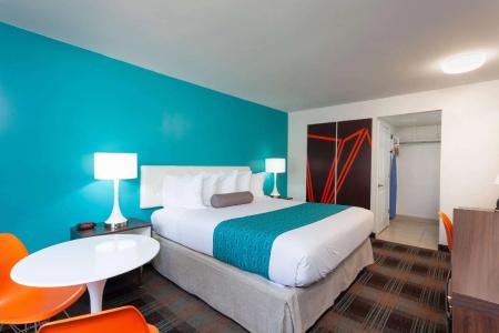 Howard Johnson by Wyndham San Diego Circle - 27