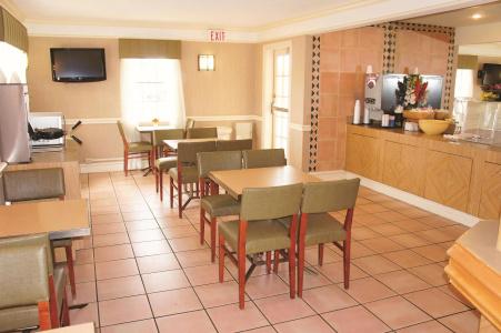 La Quinta Inn by Wyndham San Antonio South Park - 9