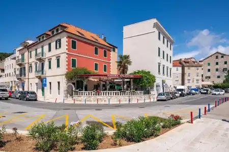Galeria Valeria Seaside Downtown - Mag Quaint & Elegant Boutiques - 0