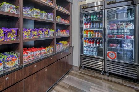 La Quinta Inn & Suites by Wyndham Anaheim - 10