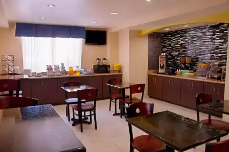 Super 8 by Wyndham Irving/DFW Apt/North - 10