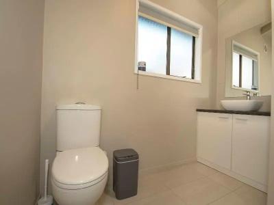 Middlemore Motel - 80