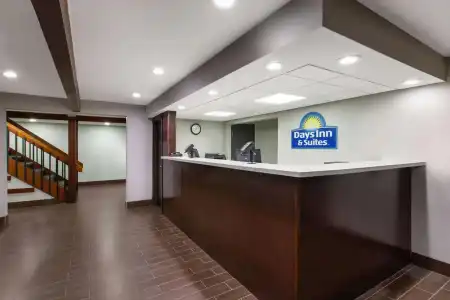 Days Inn & Suites by Wyndham Wisconsin Dells - 10