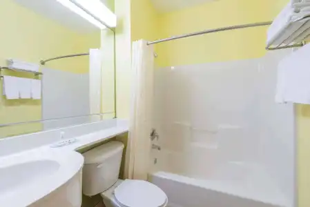 Quality Inn & Suites Fort Worth North - Haltom City - 8