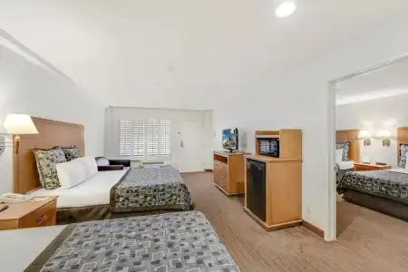 Anaheim Desert Inn and Suites - 6