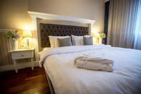 Queen's Court & Residence - 66