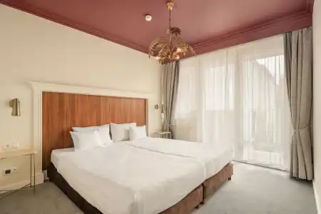 Queen's Court & Residence - 219