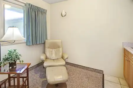Super 8 by Wyndham Long Beach - 7