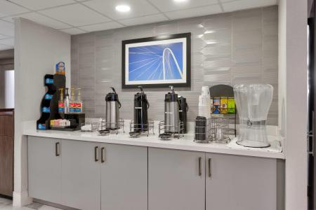 La Quinta Inn & Suites by Wyndham Dallas I-35 Walnut Hill Ln - 18