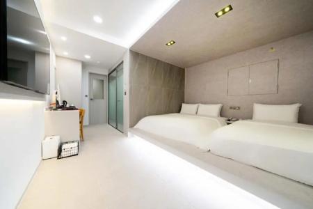 Busan Seomyeon YTT - 106