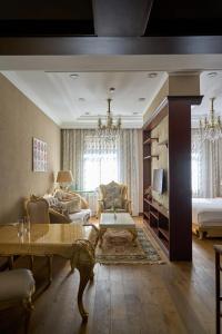 Monday Royal Apart - 260