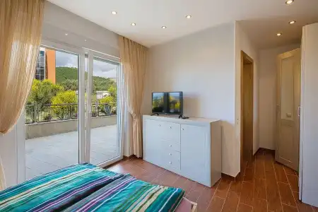 Montelux Apartments - 18