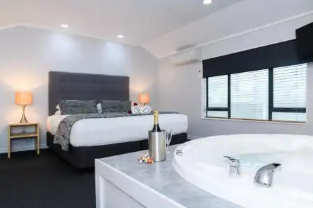 Aubyn Court Spa Motel - 114