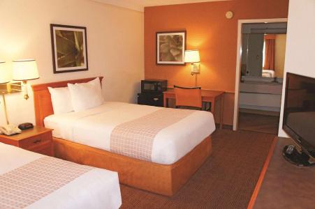 La Quinta Inn by Wyndham San Antonio South Park - 10