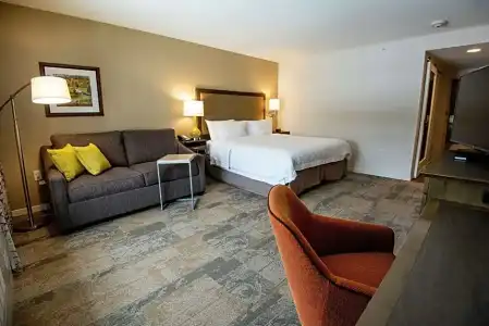 Hampton Inn and Suites Manchester - 47