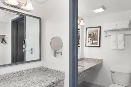 Ramada by Wyndham Milwaukee - 16