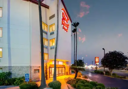 Red Roof Inn Laredo - 33